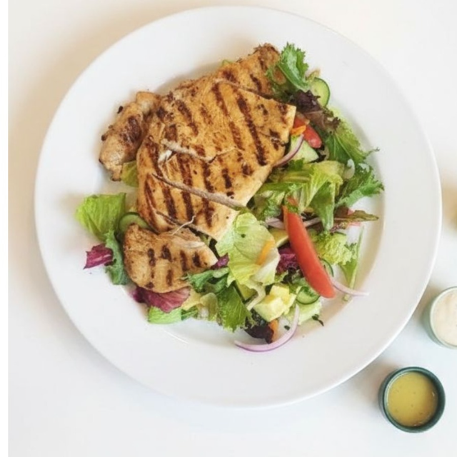 Ensalada Fresca con Pollo.