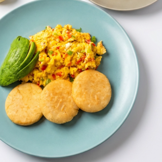 Huevos Pericos con Arepas