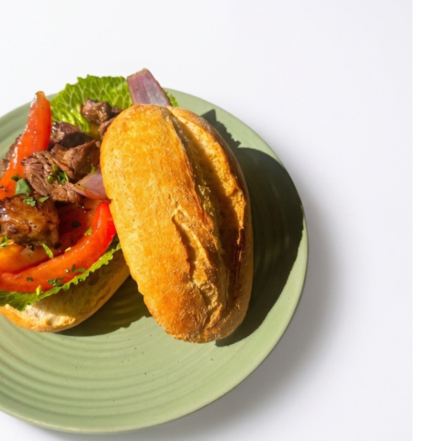 Sanduche de Lomo Saltado.