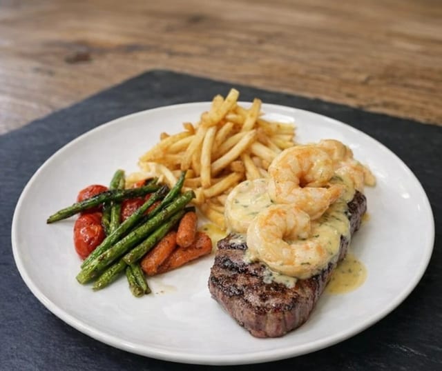 Steak con Camarones al Ajillo
