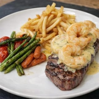 Steak Con Camarones al Ajillo